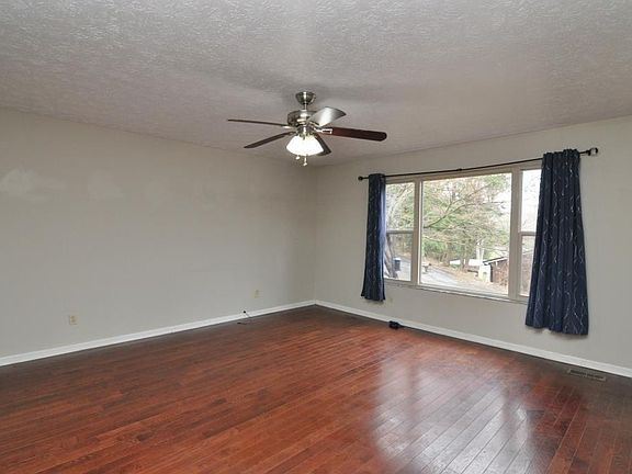 5th image of 42 Lynn Marr Dr