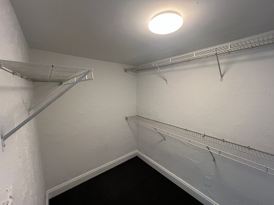 WALKING CLOSET