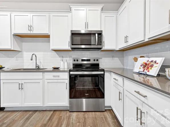 658 13th Avenue Dr NE, Hickory, NC 28601