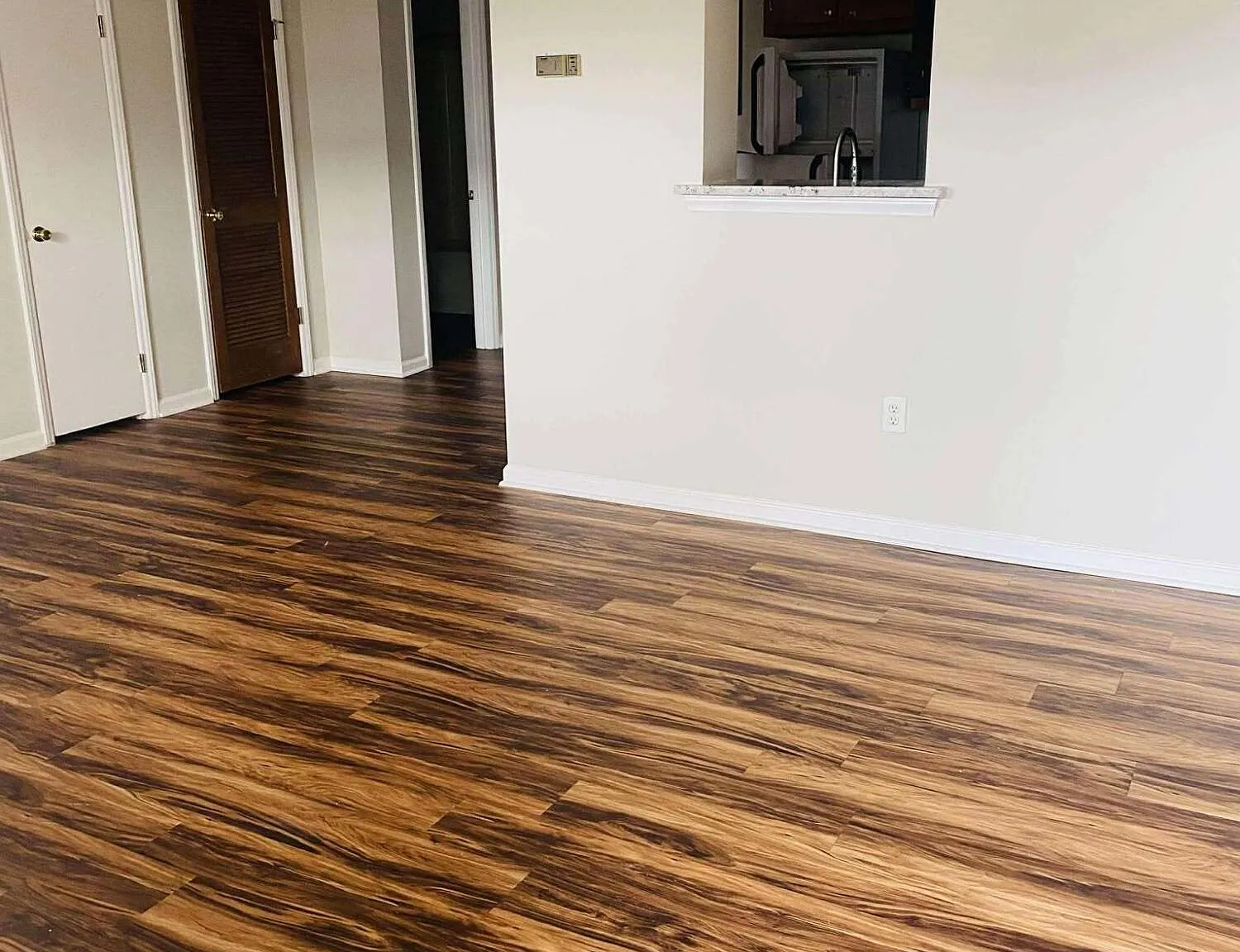 1 bed, 1.0 bath, 705 sqft, $925 — Photo 2