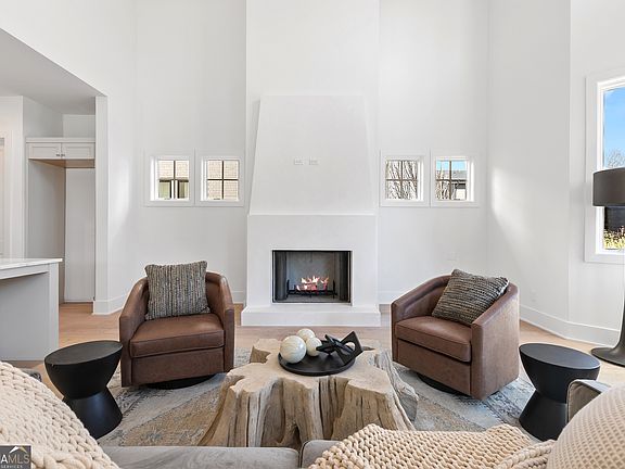3rd image of 100 Carlyle Ln