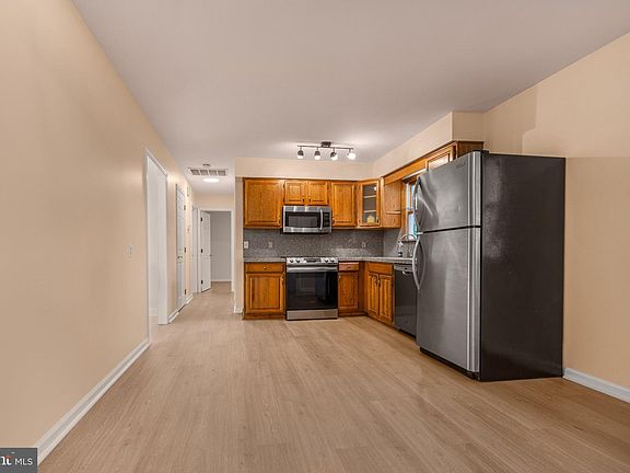 4th image of 422 Line St
