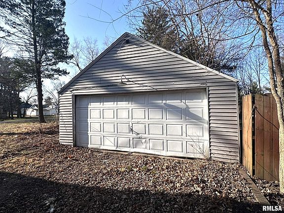4th image of 844 Arnold St