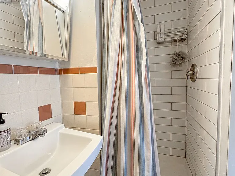 152 E Johnson St — Photo 7