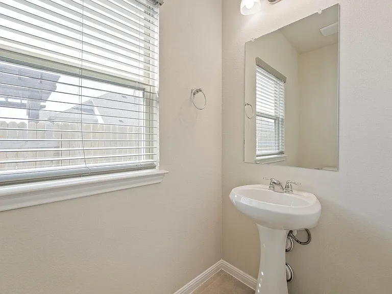 202 Driftwood Ln — Photo 6