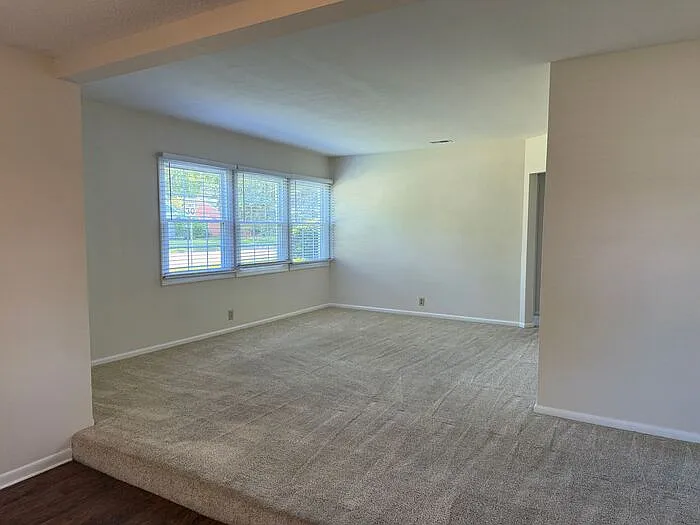 2521 Mariposa Dr — Photo 2