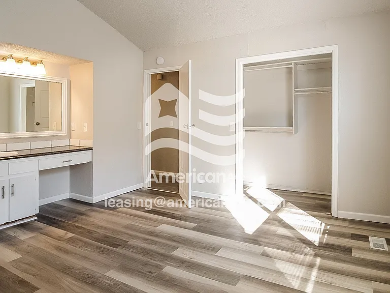877811_007_wm_-_main_bedroom_13276001.jpg