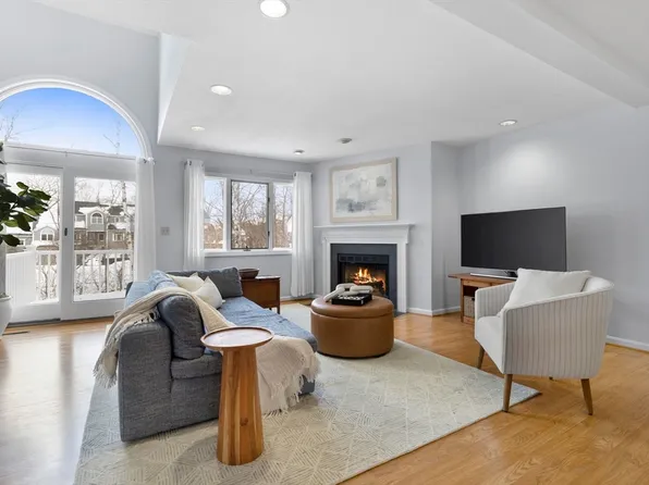 1200 Salem St APT 151, Lynnfield, MA 01940