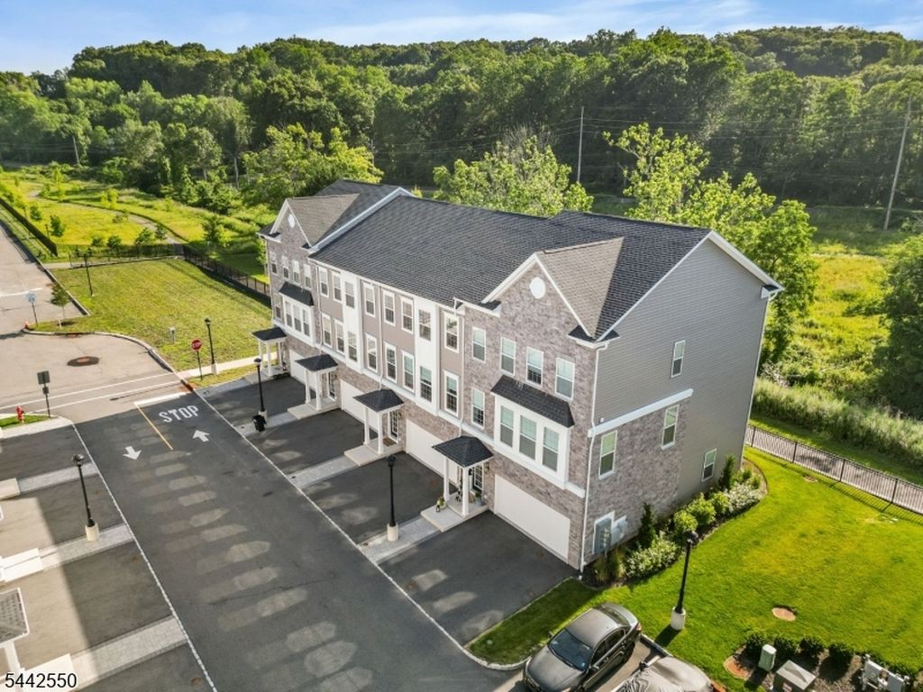 6 Coogan Ct, Morris Plains, NJ - View 4