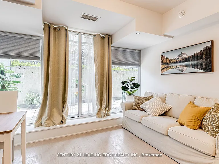 955 Bay St #913 — Photo 5