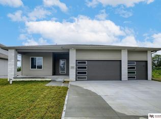 5505 Arrowhead Ln, Papillion, NE 68133