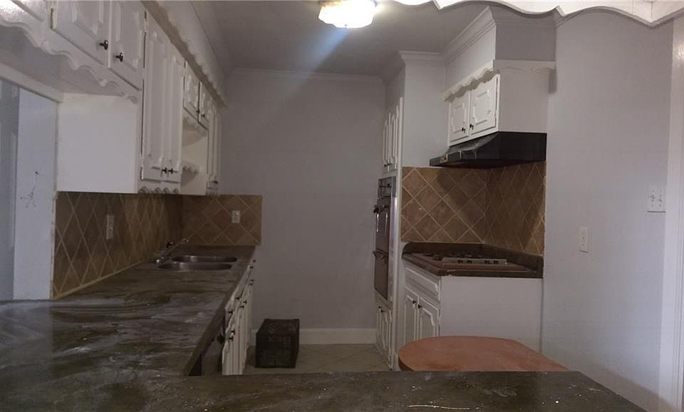 2nd image of 1410 Rosewood Ln