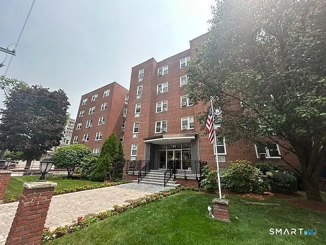 39 Glenbrook Rd #3U — Photo 2