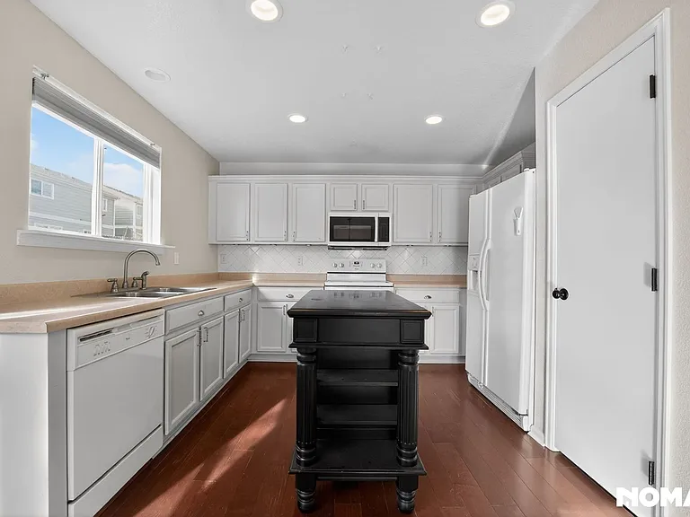 454 E 77th Pl — Photo 3