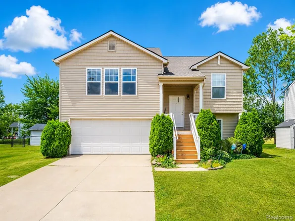 3067 Elk Creek Dr, Swartz Creek, MI 48473