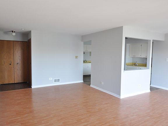 5th image of 4716 W 106th Pl APT 3C