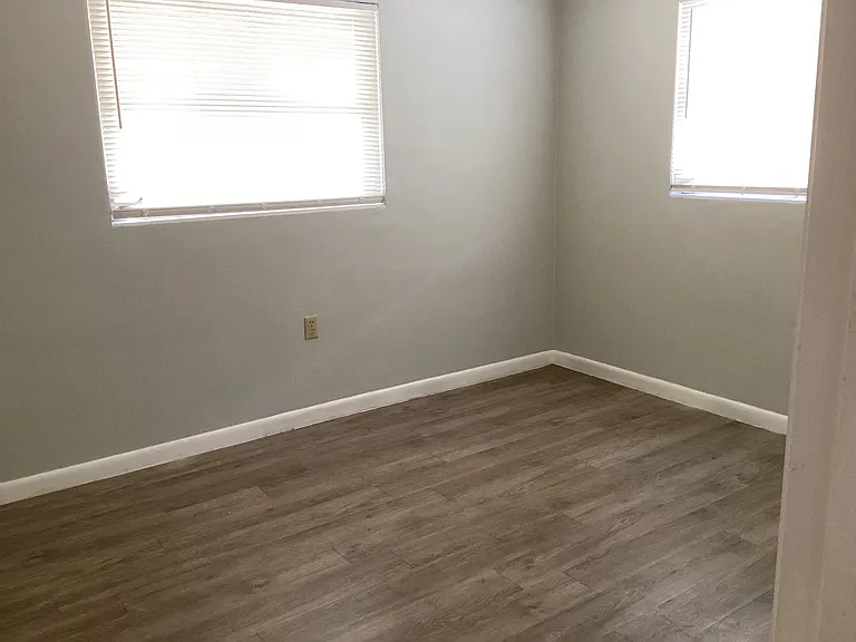 202 S Jackson St — Photo 20