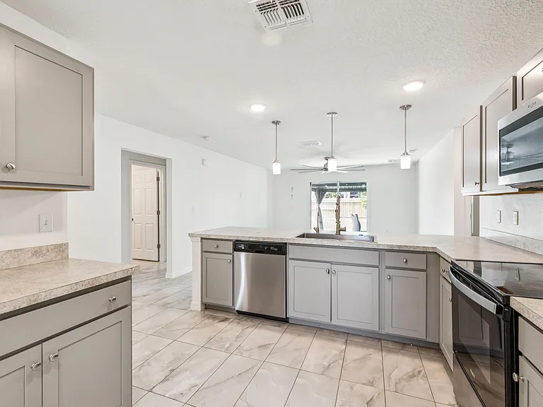 766 SE Academy Ln — Photo 18