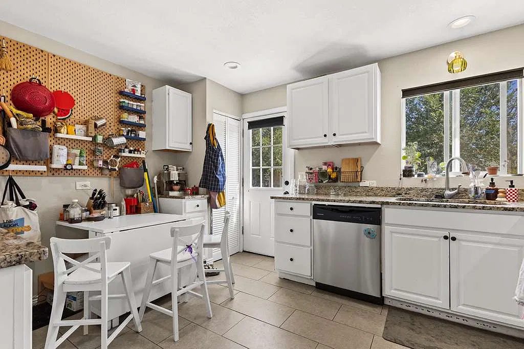 3 bed, 936 sqft, $2,625 — Photo 1