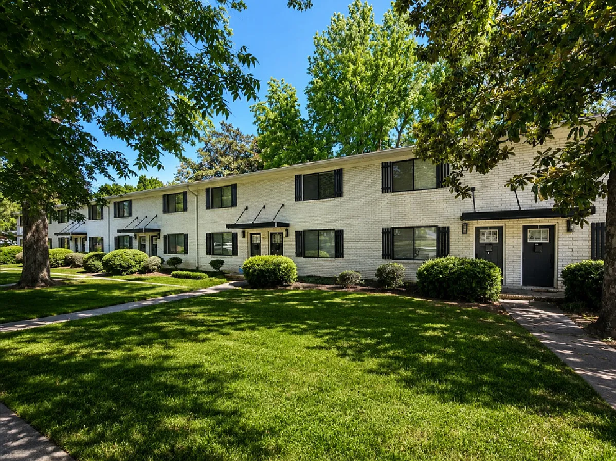2 bed, 1.5 bath, 1100 sqft, $1,470 — Photo 2