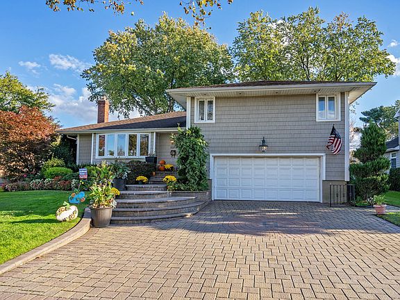 2nd image of 2024 Wellington Ct