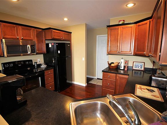 3rd image of 10497 Black Walnut Ct