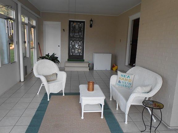 4th image of 304 Meadowlark Dr