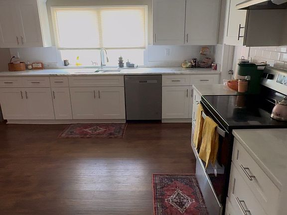 3rd image of 1800 Cody Rd N