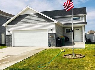 744 Albert Dr W, West Fargo, ND