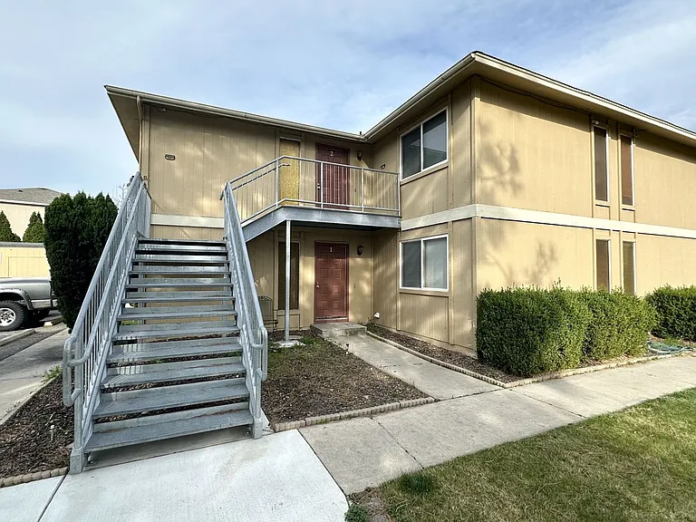 1821 Peach Tree Ln — Photo 1
