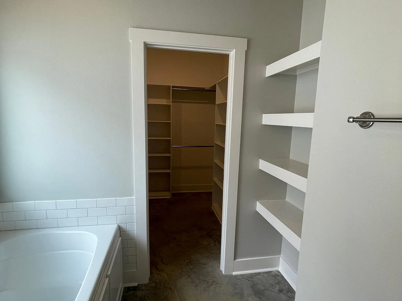 4 bed, 2020 sqft, $2,300 — Photo 2