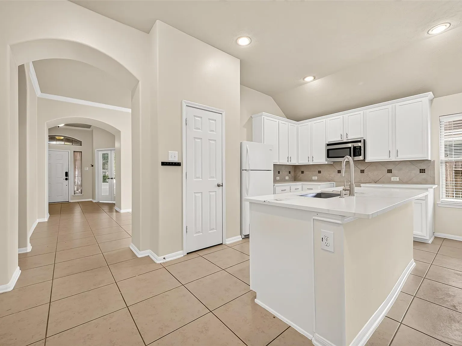 3 bed, 2.5 bath, 2124 sqft, $2,200 — Photo 4