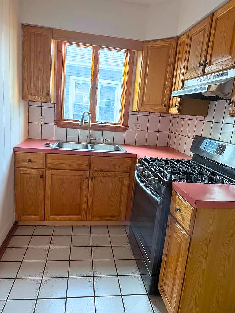 3 bed, 1100 sqft, $1,800 — Photo 4