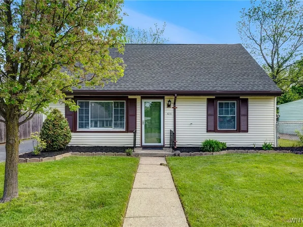 4233 Crescent Dr, Niagara Falls, NY 14305