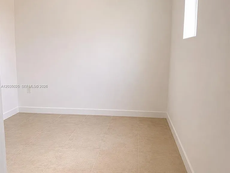 11931 SW 132nd Ave #EFFICIENCY — Photo 2