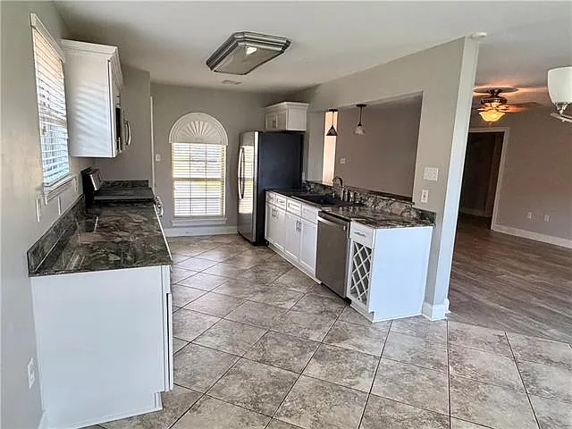 3 bed, 2.0 bath, 1137 sqft, $2,000 — Photo 3