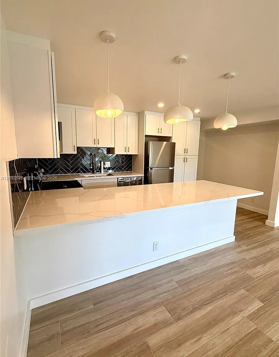 Palm Club Village Ii Cond — Photo 2