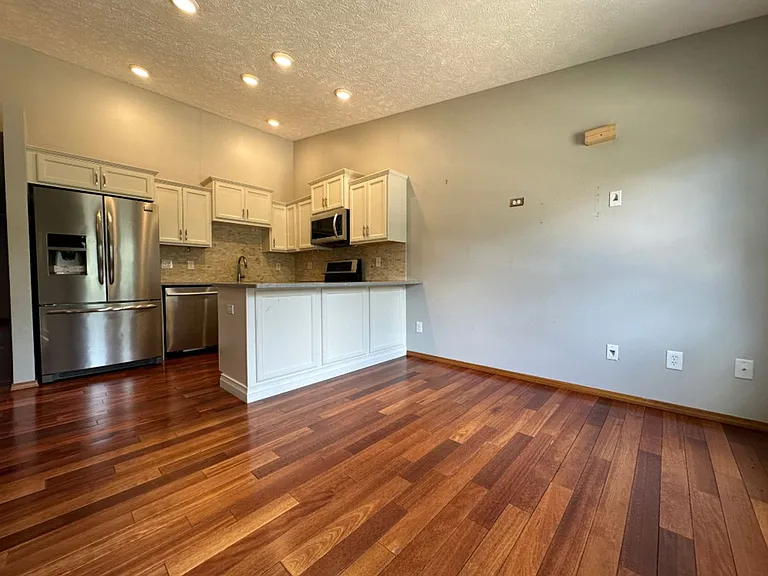 401 Park Creek Ct — Photo 6