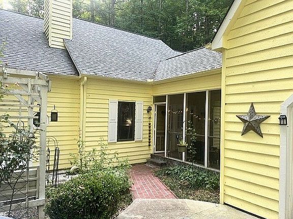 3rd image of 220 Camellia St
