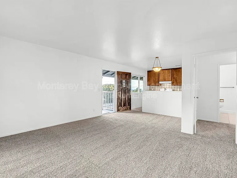 215 2nd St #B — Photo 3
