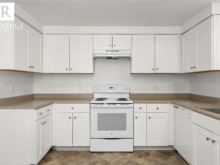2250 Crater Lake Ave #5 — Photo 5