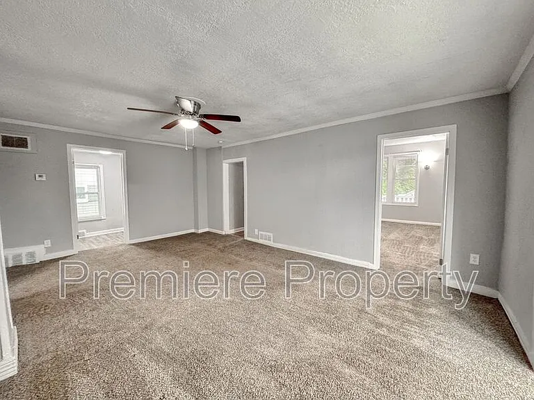 422 S Hocker Ave — Photo 3