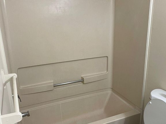 5th image of 103 Pine St