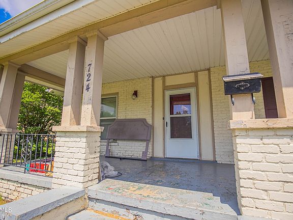 2nd image of 724 SE Witt Pl