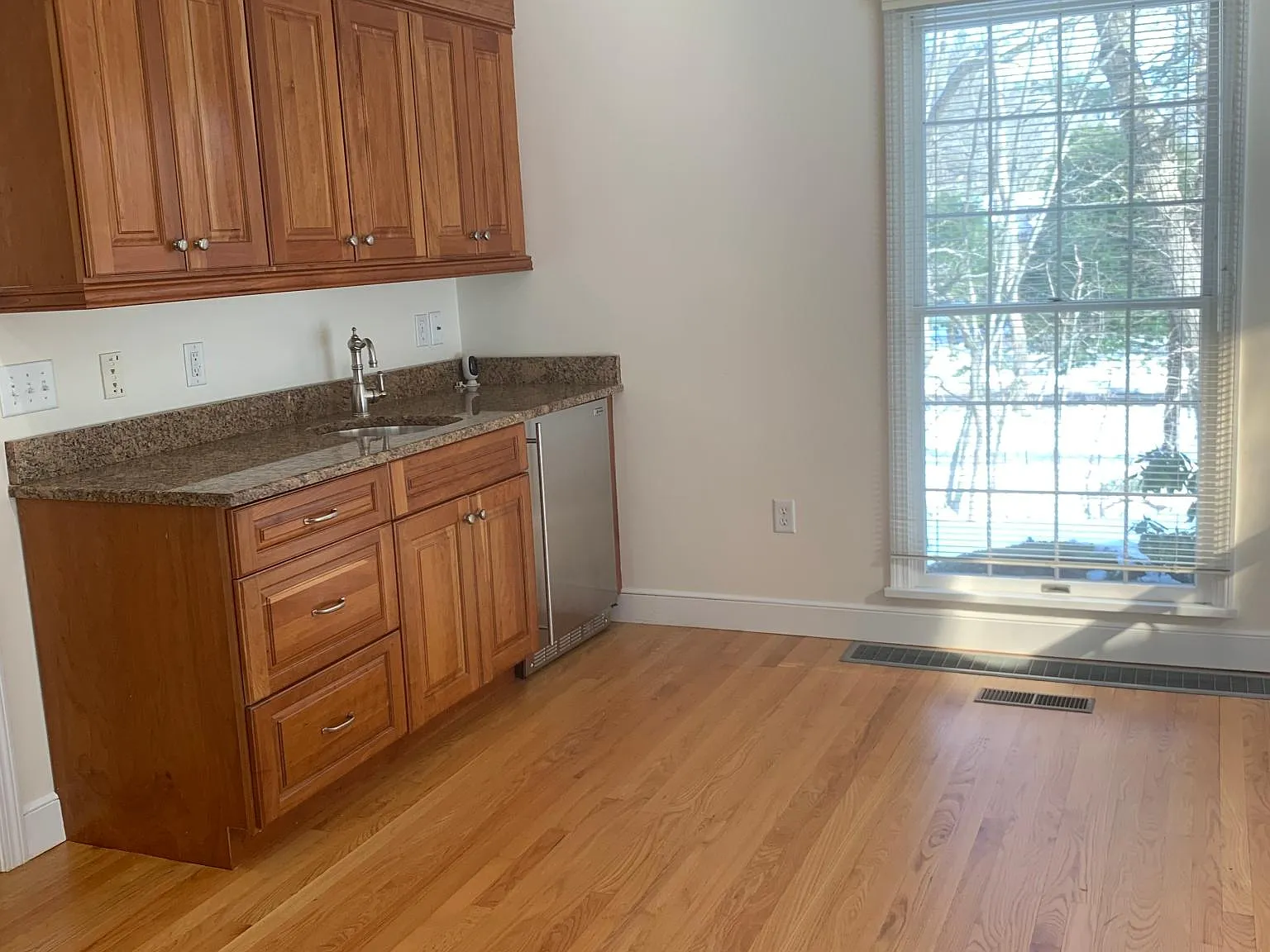 5 bed, 2.5 bath, 4000 sqft, $15,000 — Photo 4