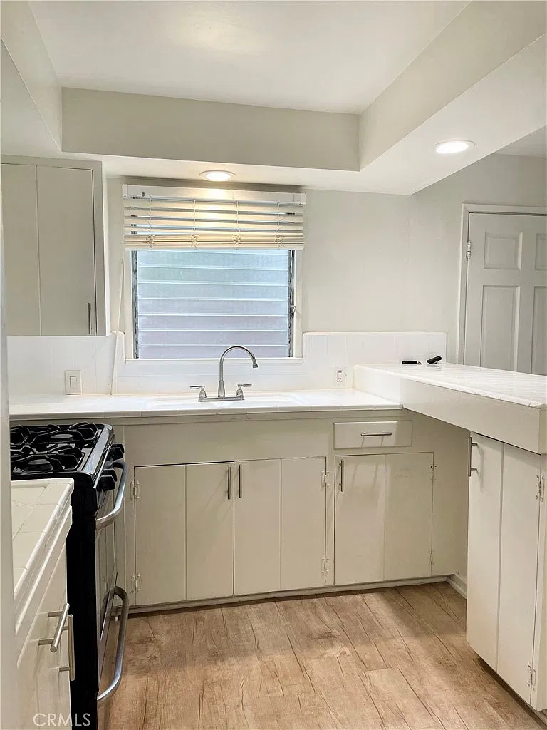 2 bed, 900 sqft, $3,975 — Photo 4