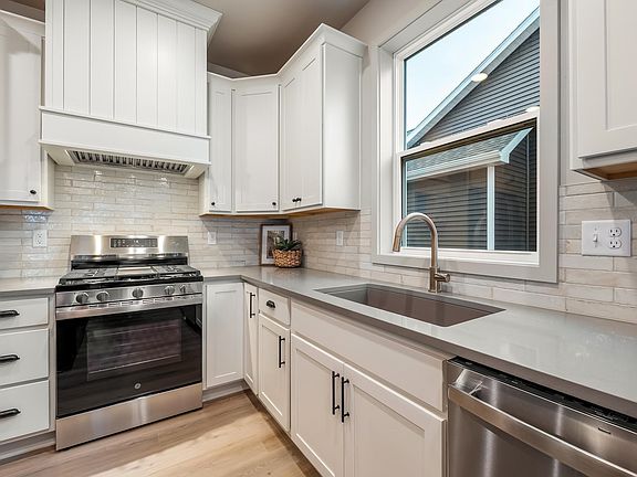 3rd image of 3722 Callalilly Ln