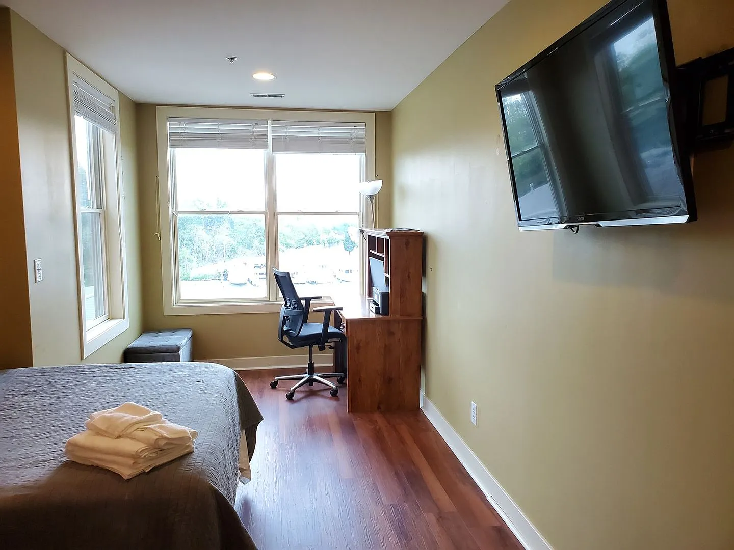Charming 2BR Condo in St. Joseph on water — Photo 2