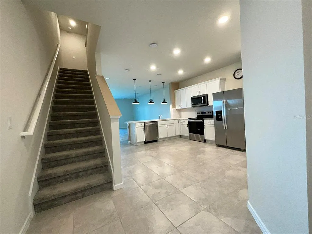 3 bed, 2.5 bath, 1736 sqft, $2,095 — Photo 2