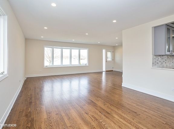 3rd image of 465 Elizabeth Ln